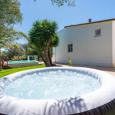 Spacious & Artistic House With Pool By Hostwise *