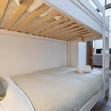 Spacious & Artistic House With Pool By Hostwise *
