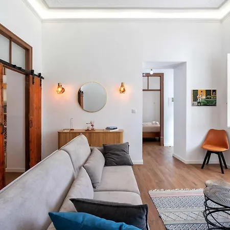 Spacious & Artistic House With Pool By Hostwise *